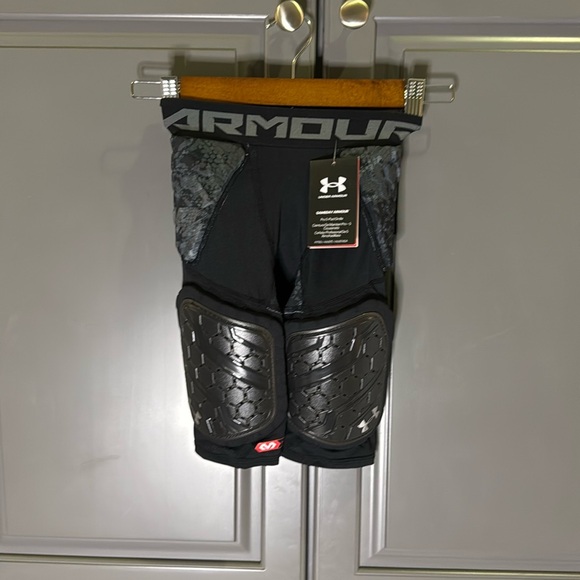 Under Armour 5 pad football girdle - brand new with tags - youth small - Picture 1 of 3